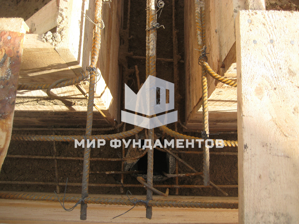Вязаная арматура фундамента
